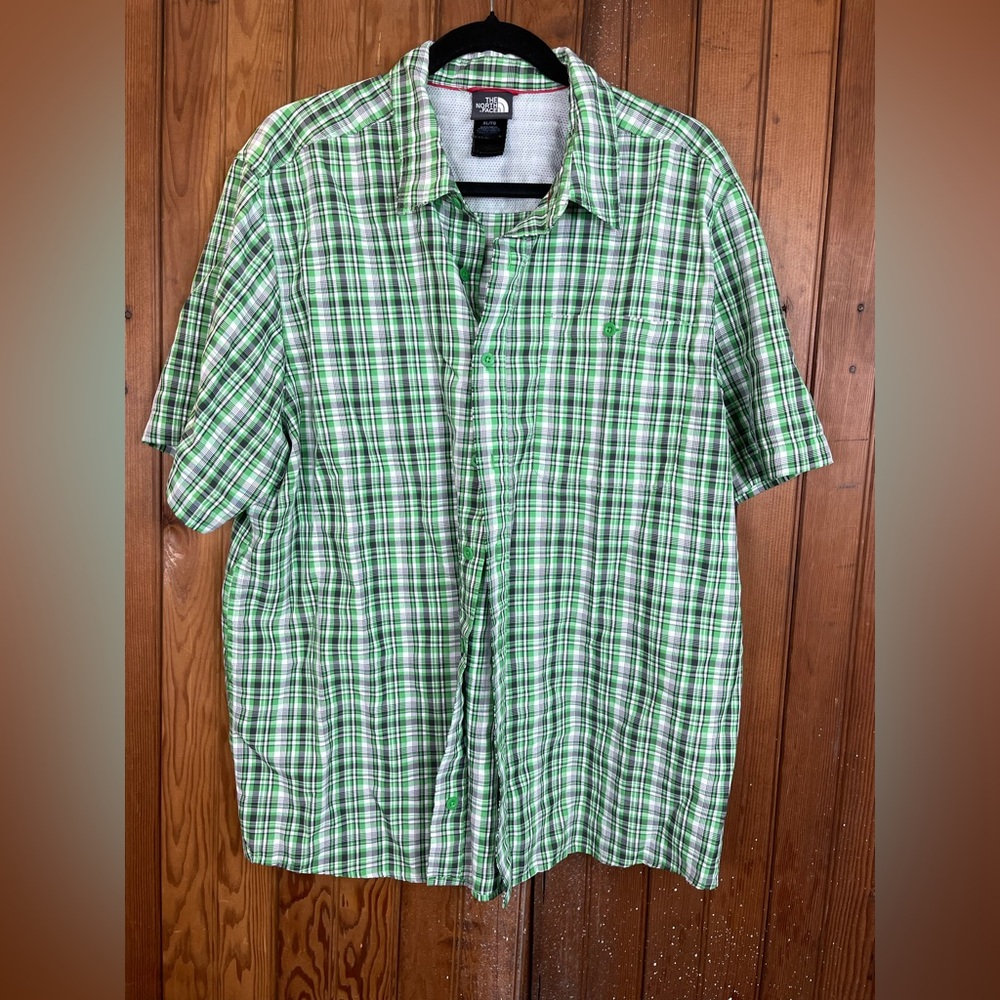 ⭐️The North Face short sleeved shirt. Size XL